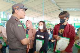 Kajari Situbondo tindak tegas sekolah tahan ijazah siswa
