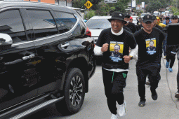 Bupati Cilacap Tatto memutuskan pulang jalan kaki 96 km jelang akhir masa jabatan