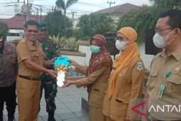 Dinkes Pangkalpinang serahkan tiga mobil ambulans dan sembilan motor ambulans