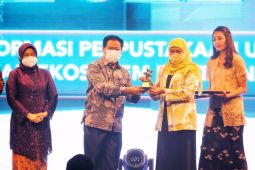 Gubernur Khofifah terima penghargaan Nugra Jasa Dharma Pustaloka