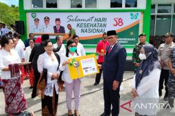 Momen HKN Ke-58, Sejumlah Bantuan Kesehatan Diserahkan Bupati Malra Guna Tingkatkan Pelayanan