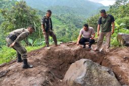 Warga Cikadaka, Sukabumi tewas tertimpa batu saat singkirkan batu