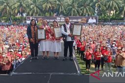 Hari Angklung Sedunia, ribuan pelajar-ortu bermain angklung di Jember pecahkan MURI
