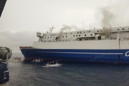 Breaking News - KM Mutiara Timur 1 terbakar di Selat Bali saat KTT G20
