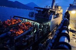 TNI AL evakuasi ratusan penumpang KM Mutiara Timur 1