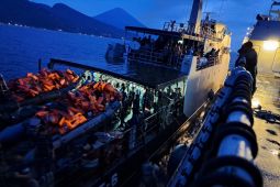 TNI AL evakuasi ratusan penumpang KM Mutiara Timur 1