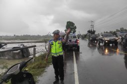 Tabrak tiang listrik,Hiace terjun ke sawah di Pidie
