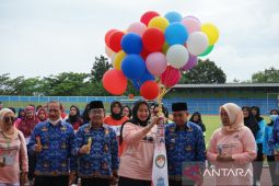Wali Kota bersama Ketua TP PKK Pangkalpinang gelar lomba lari estafet untuk pengurus dan anggota