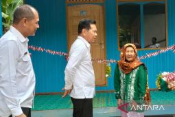 Bupati Tapin serahkan rumah untuk lansia