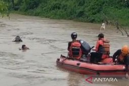 Tim SAR  cari korban yang tenggelam di Sungai Cimanceuri Tangerang