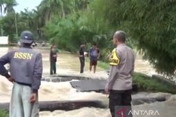 Jalan di Deliserdang putus akibat banjir, warga terisolir