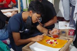 Wisatawan dan mahasiswa asing belajar membatik di Kota Surabaya