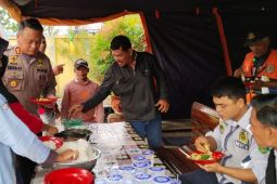 Penuh keakraban, Kapolres Palas makan siang bersama dengan abang becak