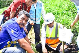 Direksi Tirtanadi bersama masyarakat Sibolangit tanam bibit pohon aren