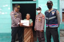 Polisi salurkan sembako untuk korban banjir di Suhaid Kapuas Hulu
