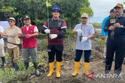 DKP Aceh bersama Polair dan PSDKP gelar aksi tanam 2.000 mangrove dan bersihkan sampah laut