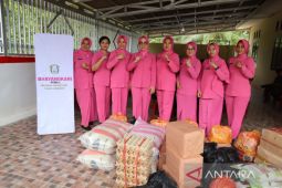 Polisi bantu korban banjir di Mukomuko