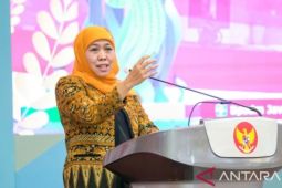 Gubernur Khofifah terima penghargaan dari Kemenaker