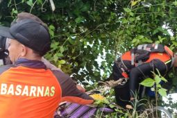 Tim SAR evakuasi turis jatuh dari tebing Broken Beach