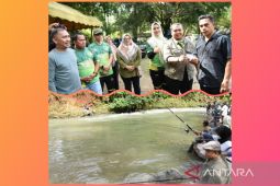 Bupati Tapsel bagikan Kartu KUSUKA kepada pelaku perikanan