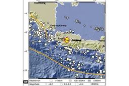 Jakarta diguncang gempa, sejumlah pekerja kantoran keluar gedung