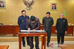 Pimpinan DPRD bersama Wali Kota sahkan perda APBD 2023