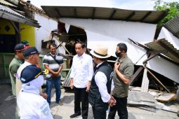 Presiden Jokowi bagikan makanan siap saji ke pengungsi gempa Cianjur