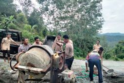 Puluhan pramuka Trenggalek perbaiki jalan rusak terdampak bencana