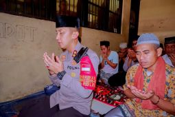 Kapolres Situbondo ajak tahanan rutin shalat berjamaah