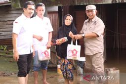 Anggota DPRD Kalsel bantu korban banjir HSU