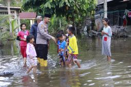 Kapolres Langkat lakukan trauma healing anak-anak korban banjir