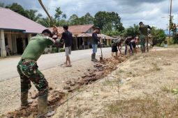 Satgas Pamtas Indonesia-Malaysia dan warga pasang pipa air bersih