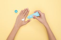 Lindungi kulit dengan "sunscreen" khusus dalam ruangan