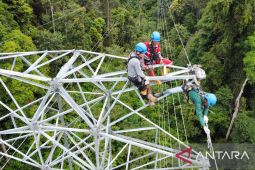 PLN laksanakan penggantian isolator tanpa padam