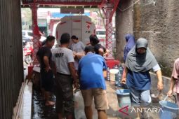 PMI salurkan air bersih ke tempat pengungsian korban bencana gempa di Cianjur