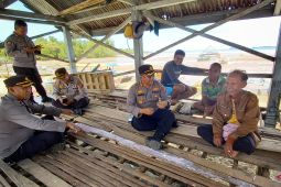 Polisi dan sekolah kearifan lokal