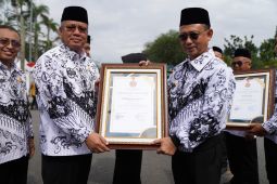 Edi Kamtono terima penghargaan Dwija Praja Nugraha dari PGRI