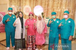 Selebrita Oki percayakan pengobatan ibunda ke dr. Deby Vinski