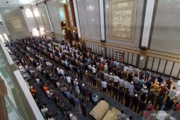 Jamaah Masjid Agung Cianjur gelar shalat ghaib doakan para korban gempa