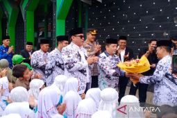 Di Hari Guru, Bupati dan Ketua DPRD Madina "napak tilas" kunjungi sekolahnya