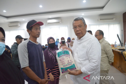 Pemkot Tangsel bantu bahan pangan untuk warga  di lima kelurahan