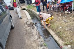 Pengungsi di Cianjur gunakan air selokan pinggir jalan untuk beraktivitas