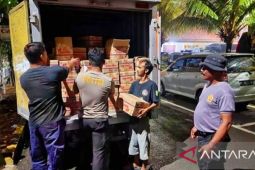Truk sembako untuk korban gempa Cianjur terbalik di Tol Jagorawi