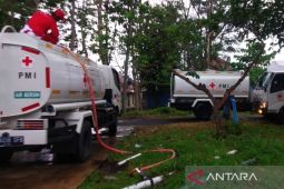 PMI distribusikan 100 ribu liter air untuk posko pengungsian korban gempa