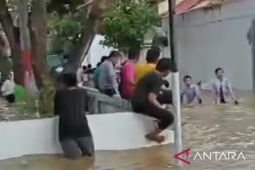 BPBD Sumenep bersihkan asrama santri terdampak banjir