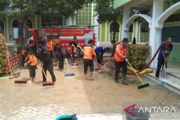 BPBD Pamekasan bantu bersihkan lumpur bekas banjir di Ponpes Al-Amien