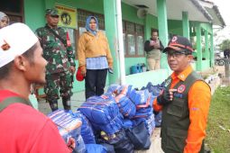 Kepala BNPB naik motor bagikan bantuan ke warga Gianjur