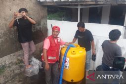PMI Cianjur kerahkan 16 truk tangki untuk salurkan air ke 50 posko pengungsian