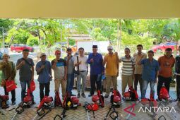 DPRD Gorut serahkan bantuan alat mesin pertanian ke petani