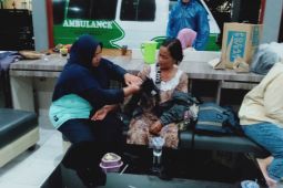 Petugas kesehatan Banyuwangi periksa kondisi warga terdampak banjir